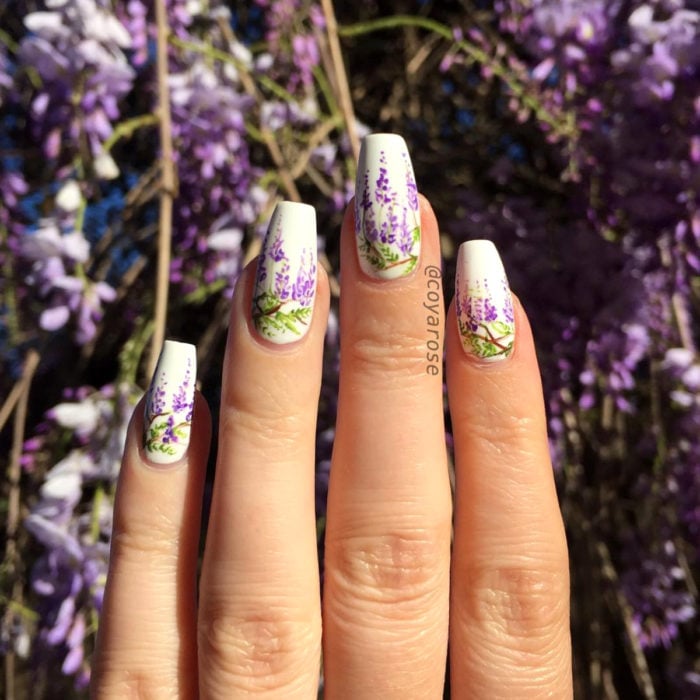 Manicura de flores; uñas con diseño de glicinas