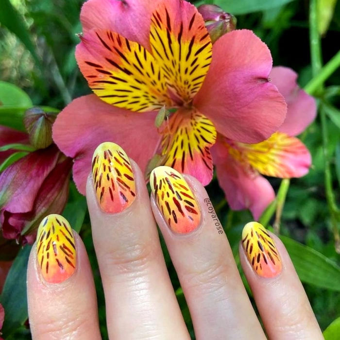 Manicura de flores; uñas con diseño de lirio de campo rosa y amarilla