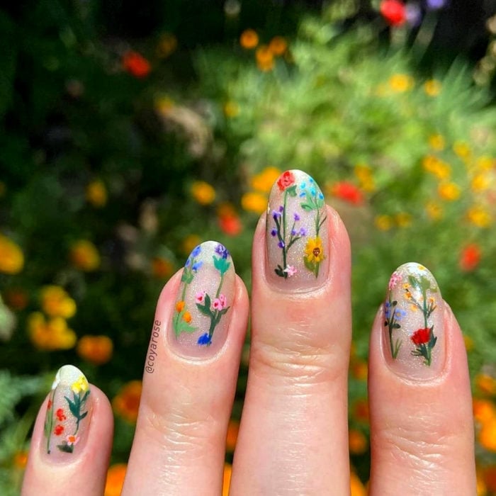 Manicura de flores; uñas con diseño de flor silvestre