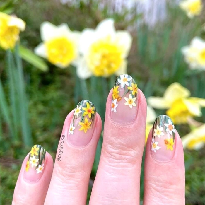 Manicura de flores; uñas con diseño de narcisos blancos y amarillos