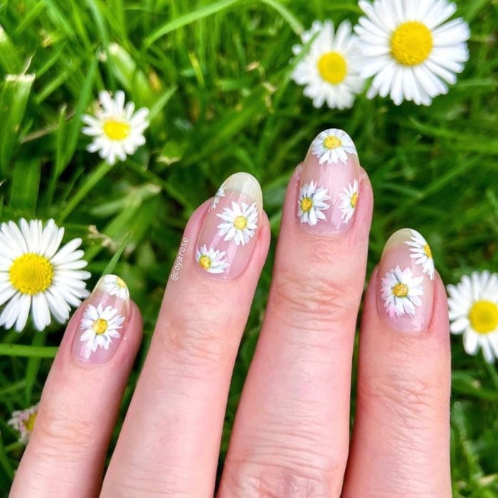 Manicura de flores; uñas con diseño de margaritas blancas