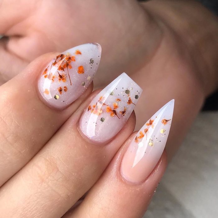 Uñas asimétricas blancas flores