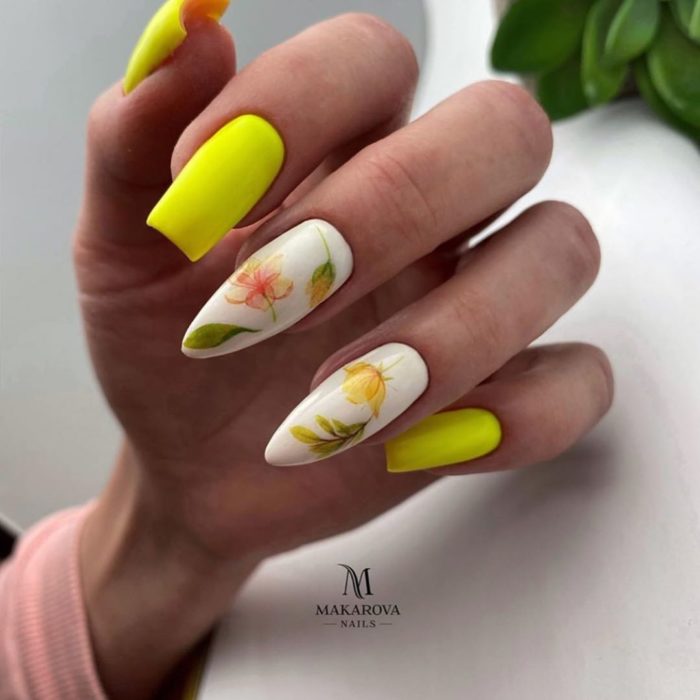 Uñas asimétricas de color neón con blanco y flores