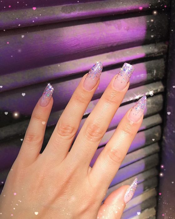 Uñas asimétricas transparentes con brillo