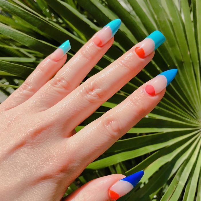 Uñas asimétricas de colores 