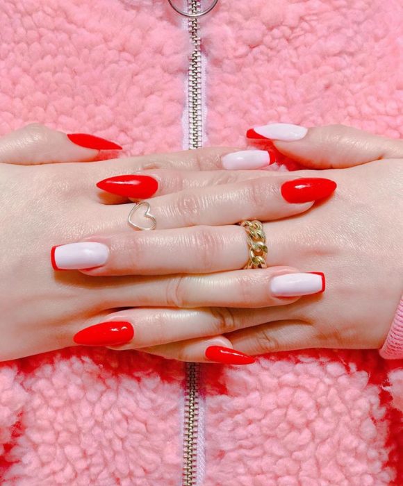 Uñas asimétricas color blanco con rojo