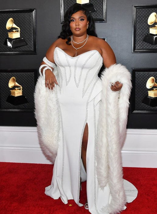  Lizzó usando un vestido de color blanco con aplicaciones de pedrería en color plateado en la gala de los Grammy 