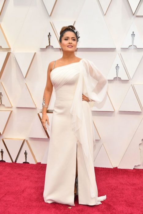 Salma Hayek usando un vestido de color blanco durante la alfombra roja de los premios Oscar 2020
