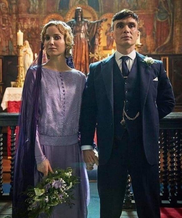 Anabelle Wallis en Peaky Blinders usando un vestido de color morado 