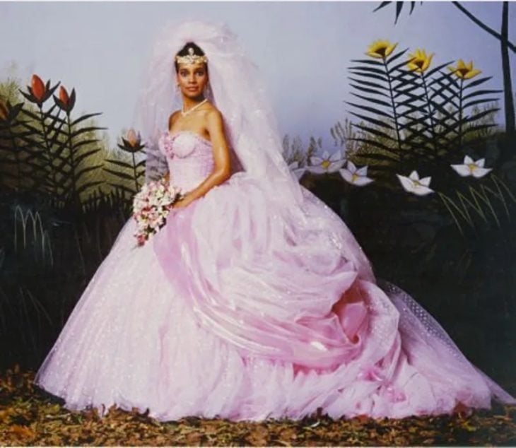 Shari Headley - Un príncipe en Nueva York usando un vestido rosa