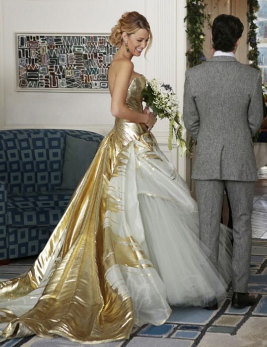 Blake Lively en Gossip Girl usando un vestido de color dorado con blanco