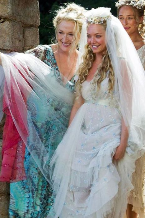 Amanda Seyfried en Mamma Mia usando un vestido de color azul con blanco