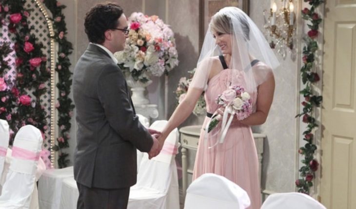 Kaley Cuoco en The Big Bang Theory usando un vestido de color rosa 