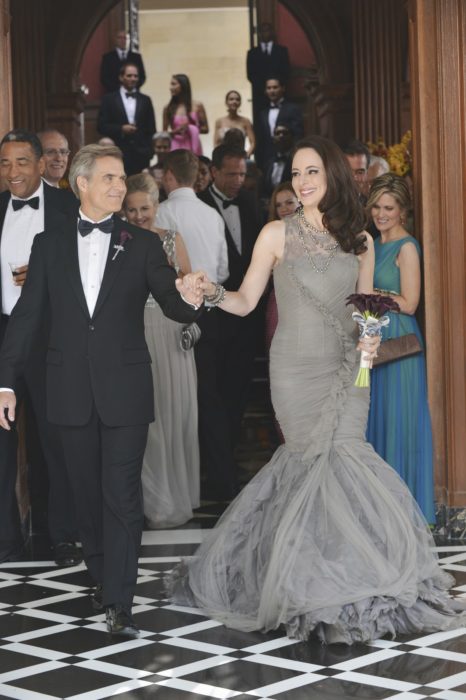 Madeleine Stowe en Revenge usando un vestido de color gris