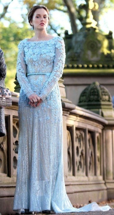 Leighton Meester en Gossip Girl usando un vestido de color azul