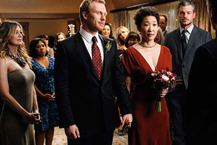 Sandra Oh en Greys Anatomy usando un vestido de novia de color rojo