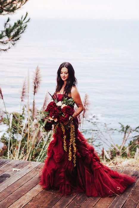 Novia de cabello suelto con vestido de novia rojo