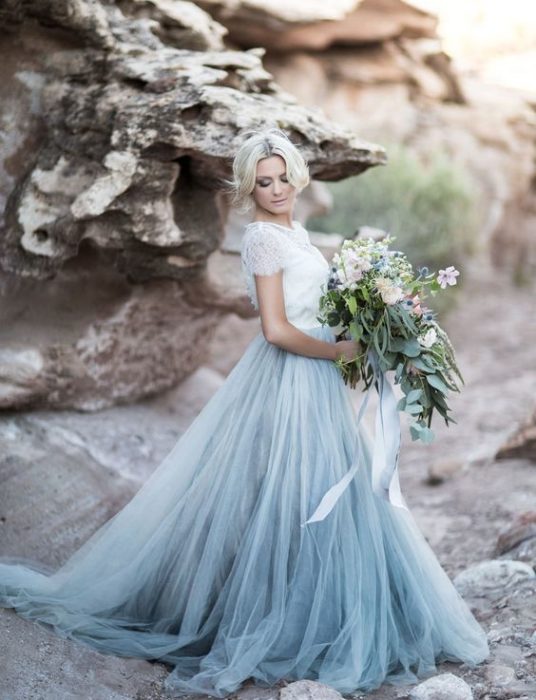 Novia con vestido con degradado azul