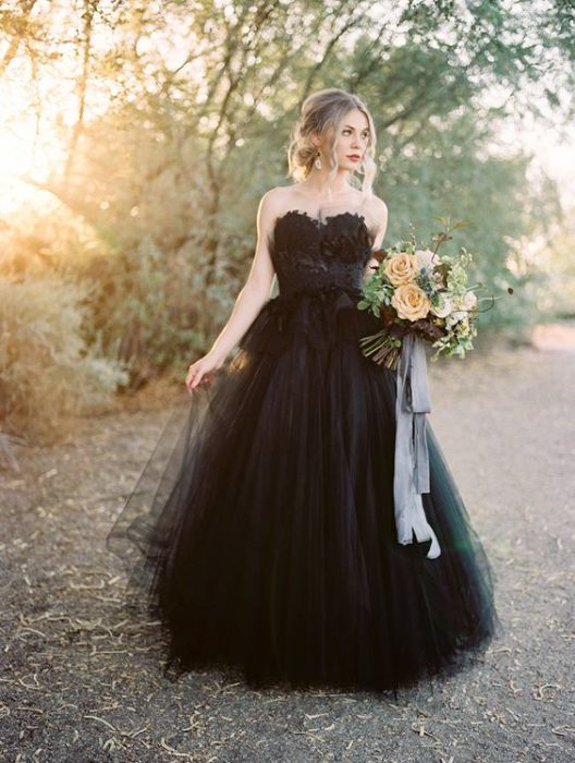 Novia con vestido negro