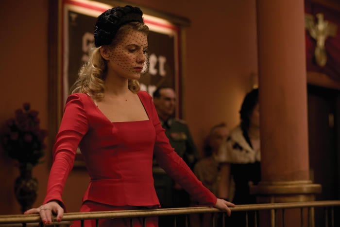 Mélanie Laurent usando un vestido de color rojo en la película Bastardos sin gloria