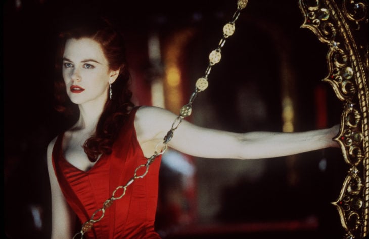 Nicole Kidman en Moulin Rouge usando un vestido rojo ceñido al cuerpo 