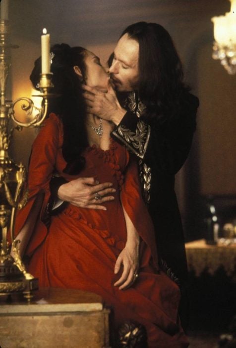 Winona Ryder en Drácula de Bram Stoker usando un vestido de color rojo mientras besa a Drácula 
