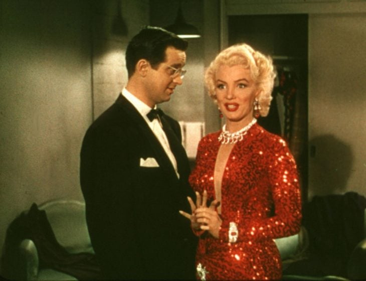 Marilyn Monroe en Los caballeros las prefieren rubias usando un vestido rojo de lentejuelas 