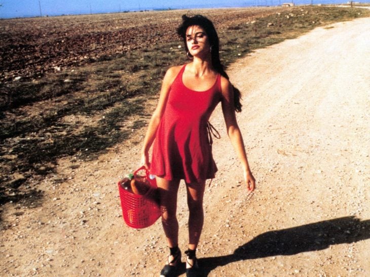 Penélope Cruz en la escena de Jamón, Jamón cruzando el desierto con una bolsa jelly y un vestido de color rojo