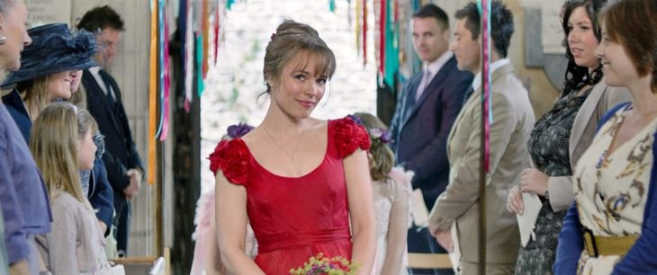 Rachel McAdams en la película cuestión de tiempo usando un vestido de color rojo en la escena de la boda 