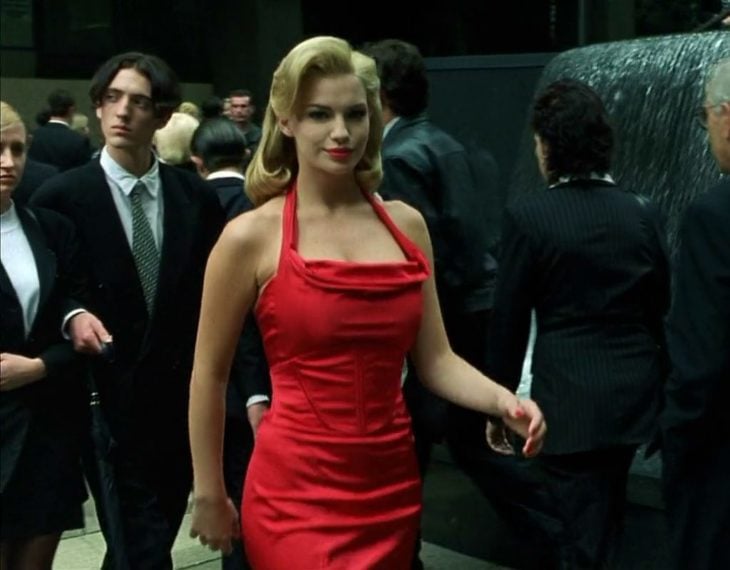Mujer de rojo que aparece en Matrix usando un vestido de color rojo 