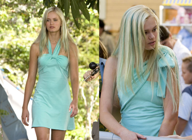 Escena de la película Aquamarine. Chica usando un vestido de color azul que puede sujetarse de diferentes maneras 