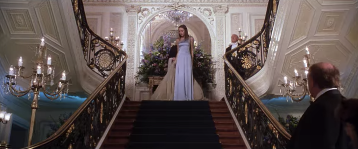 Escena de la película Lo que una chica quiere. Amanda Bynes bajando las escaleras hacia un gran salón 