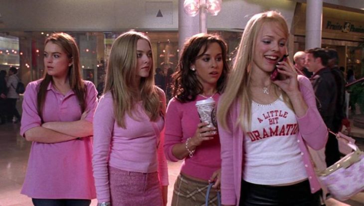 Escena de la película Chicas Pesadas. Regina George hablando por teléfono mientras está junto a sus amigas 