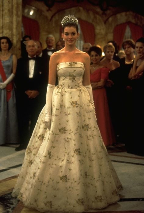 Escena de la película El diario de la princesa. Mia mostrando su vestido en la coronación real 