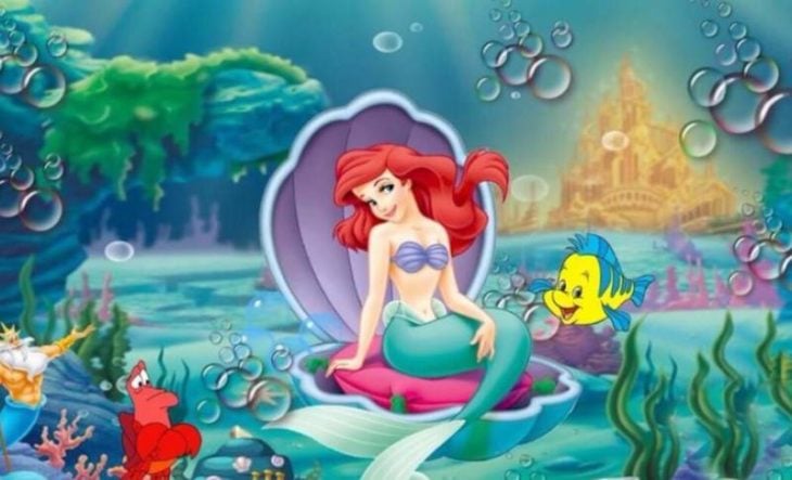 Escena de La Sirenita con Ariel, Flounder y Sebastian en un concha de mar 