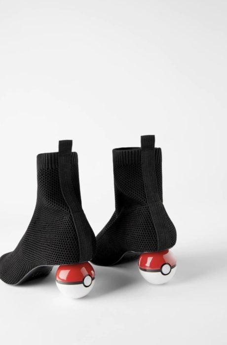 Botines cortos, negros con tacón en forma de pokebola roja con blanco