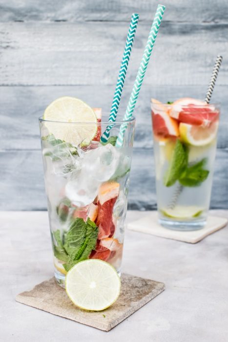 Agua de limón y toronja con hielo