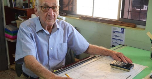 ¡Admirable! A los 92 años anciano cumple su sueño de estudiar arquitectura