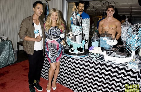 Fergie festejando su baby shower junto a su esposo y amigos