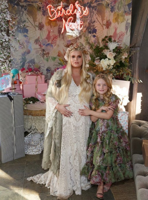 Jessica Simpson festejando su baby shower junto a su hija 