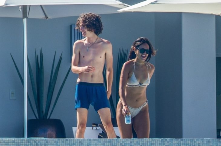 actor timotee chalamet y actriz eiza gonzalez juntos de vacaciones en los cabos besandose