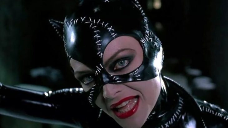 escena de batman returns con michelle pfeiffer como catwoman