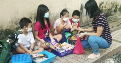 Niños venden fideos en la calle para apoyar a sus padres