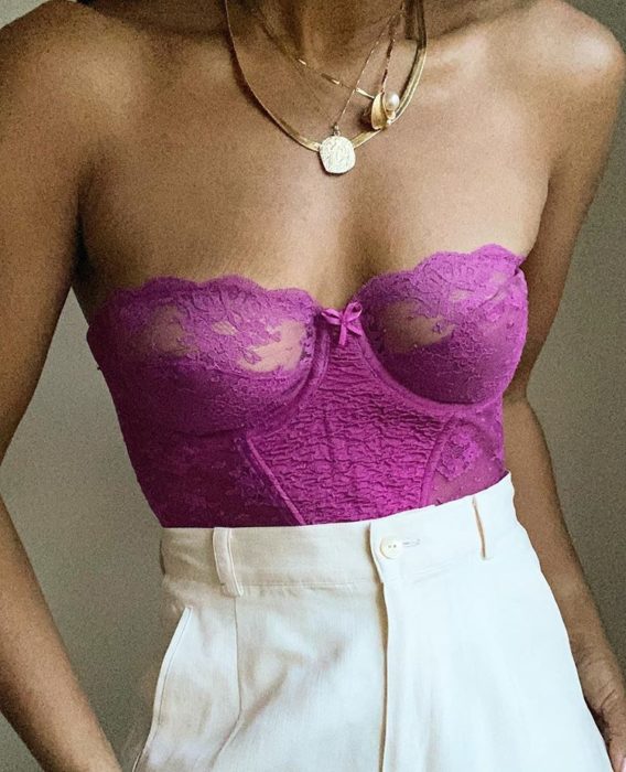 chica con bustier color fucsia y pantalon de vestir high waist color blanco