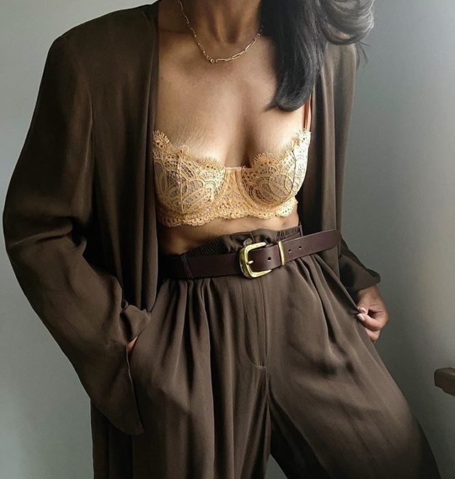 chica morena usando un bustier color beige con traje de vestir cafe y cinturon negro