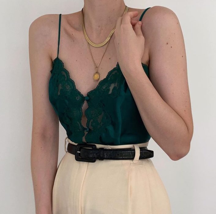 chica con bustier color verde esmeralda, pantalones de vestir high waist beige