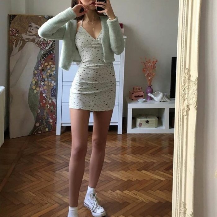 chica con vestido color verde pastel y sueter cardigan verde, tenis converse blancos