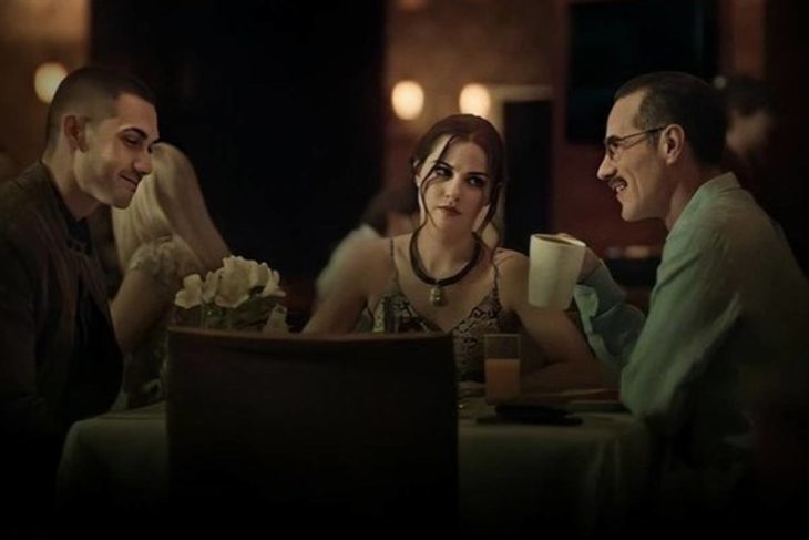 Escena de la serie Oscuro Deseo, con Maite Perroni, Erik Hayser y Alejandro Speitzer sentados en una mesa de un restaurante bebiendo café