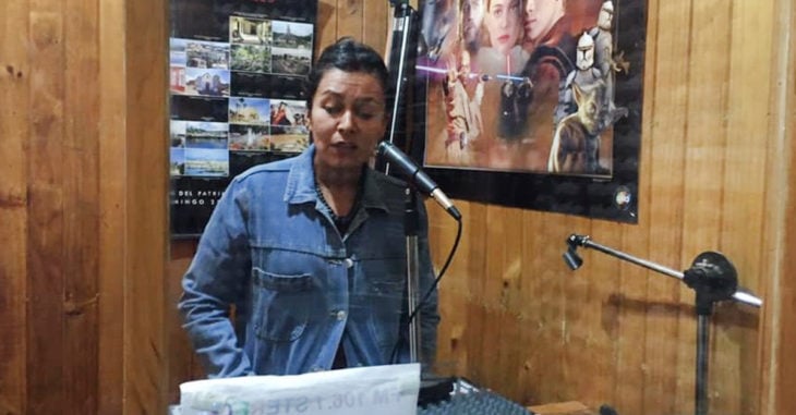 Ante la falta de Internet, maestra de Chile da clases por radio a sus alumnos