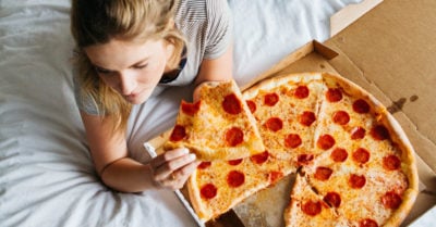 Hambre emocional, la razón por la que has subido de peso durante el confinamiento